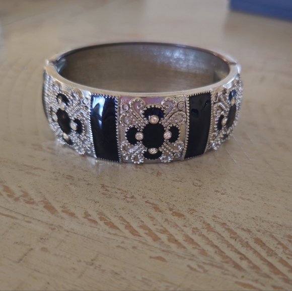 Source Unknown Jewelry - Elegant Silver and Black Women's Bracelet